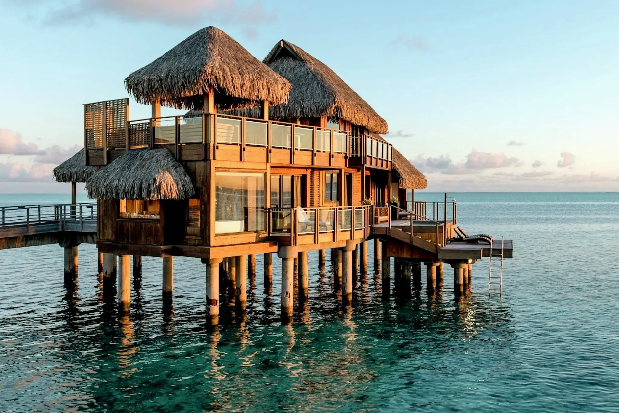 HOTEL CONRAD BORA BORA NUI 水上餐廳