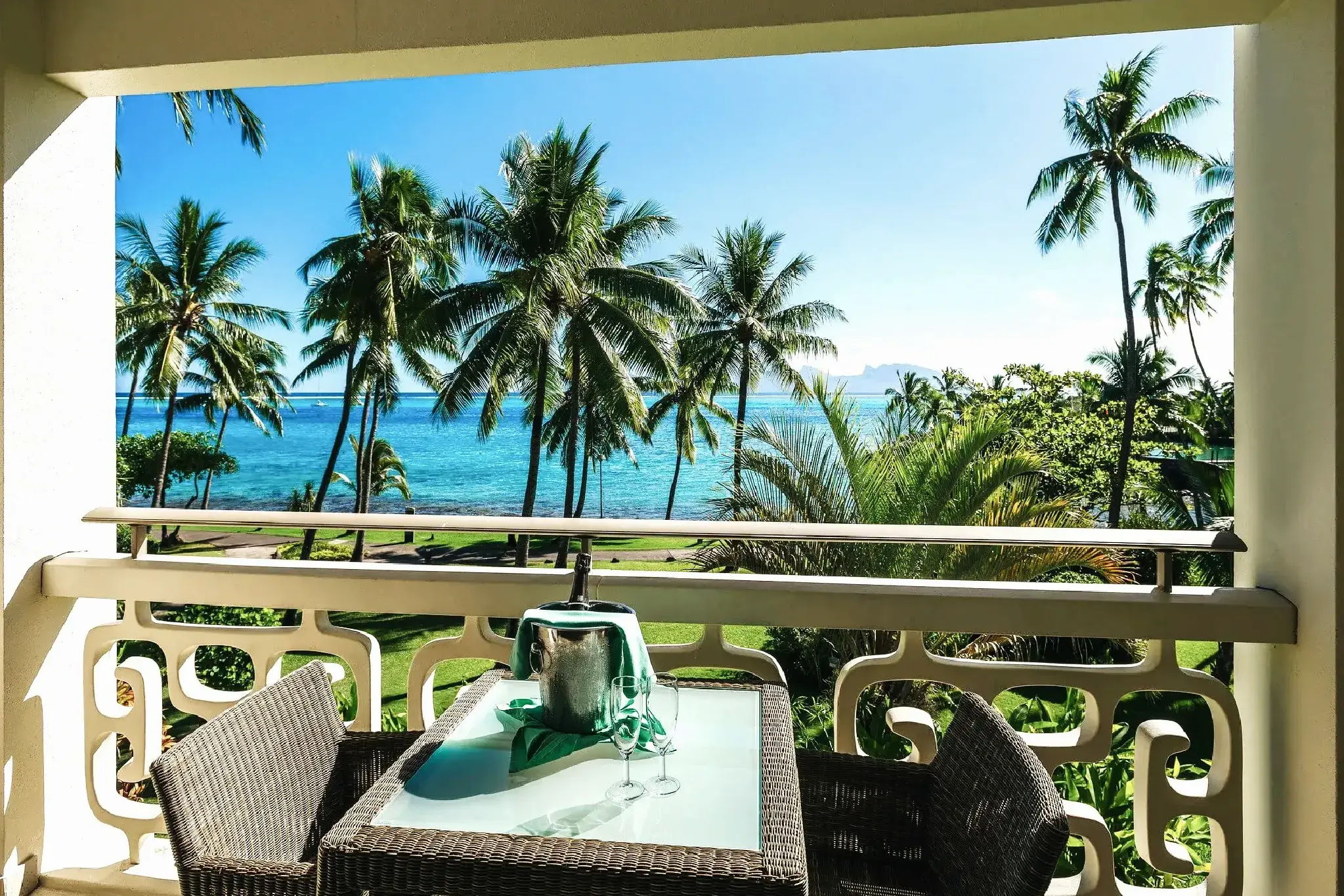 HOTEL INTERCONTINENTAL TAHITI RESORT & SPA balcony