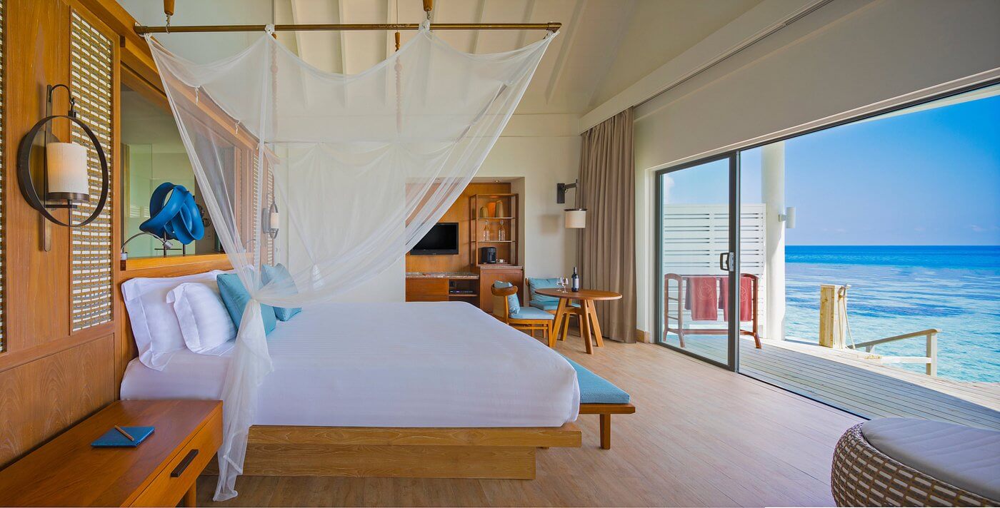 Club sunset overwater villa 臥室
