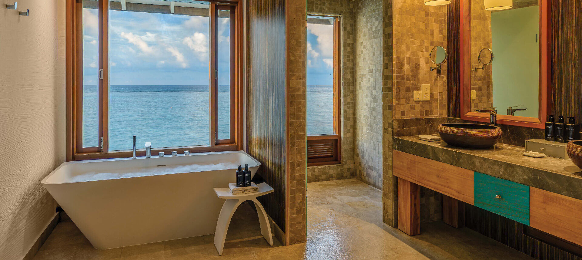 Sangeli water villa with pool 水上泳池別墅衛浴