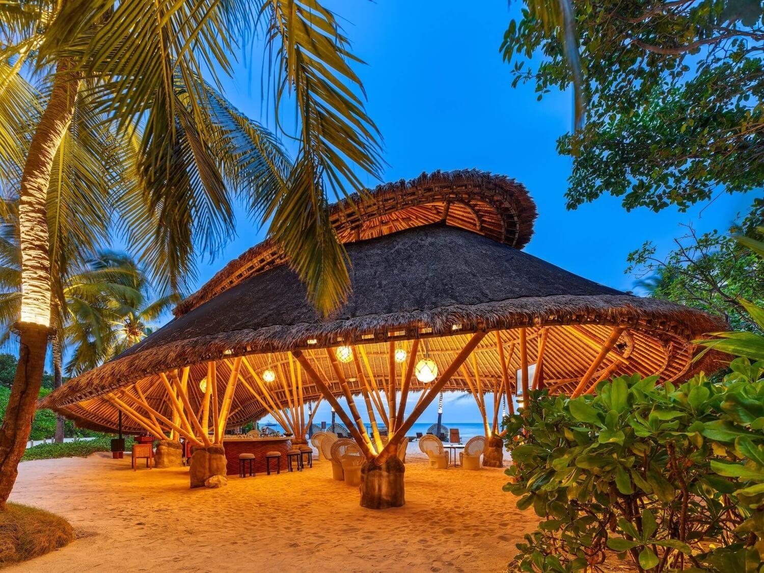 Fairmont-Onu-Onu-Beach-Bar