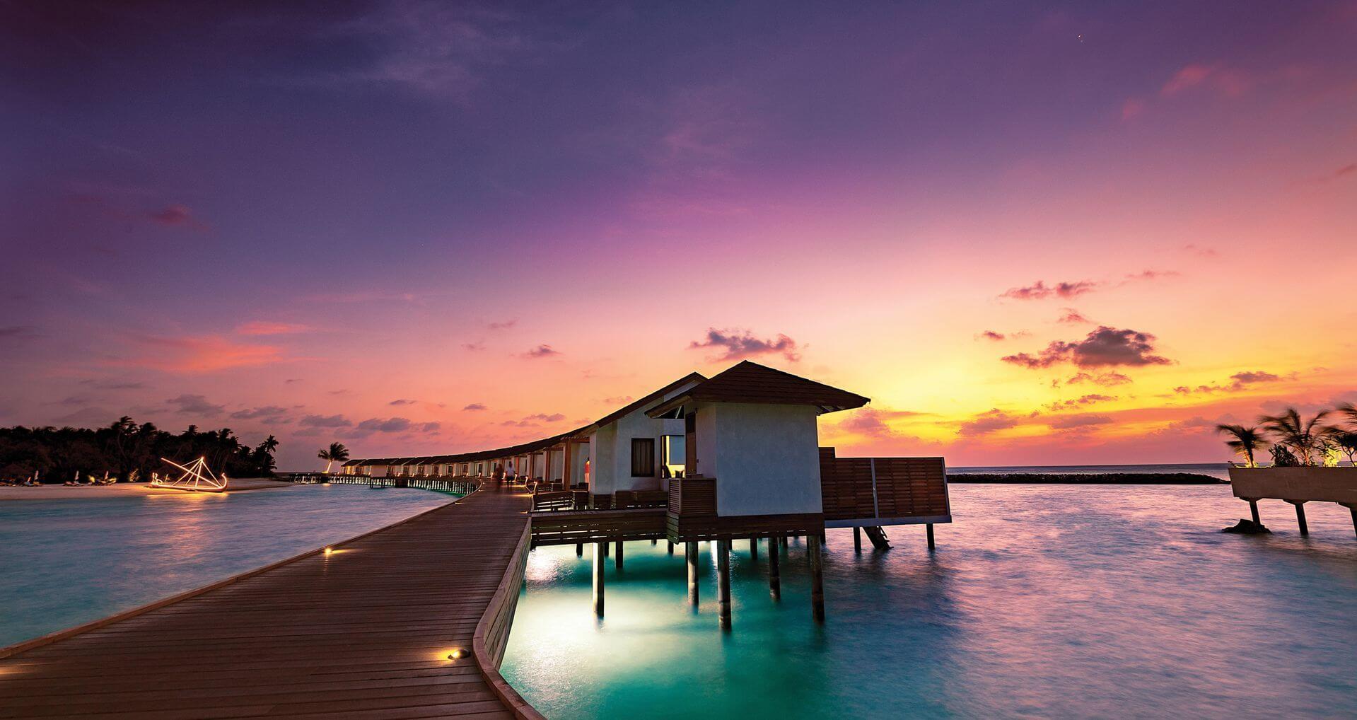 在馬爾地夫卡尼富士島度假村水上別墅欣賞海天一色