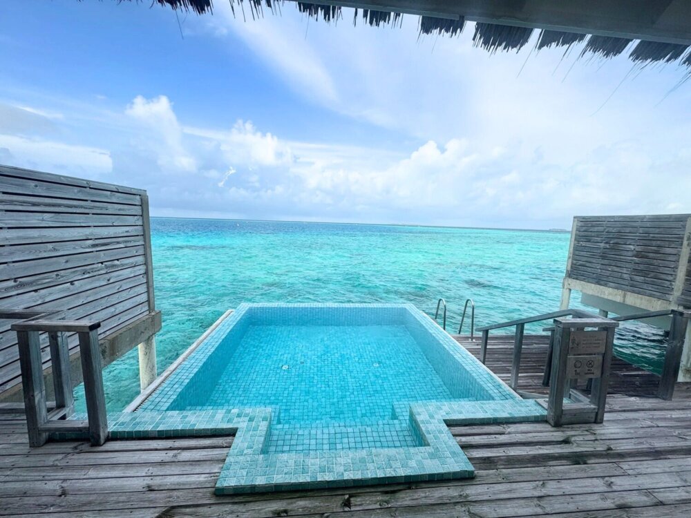 iru-veli-water-pool-villa