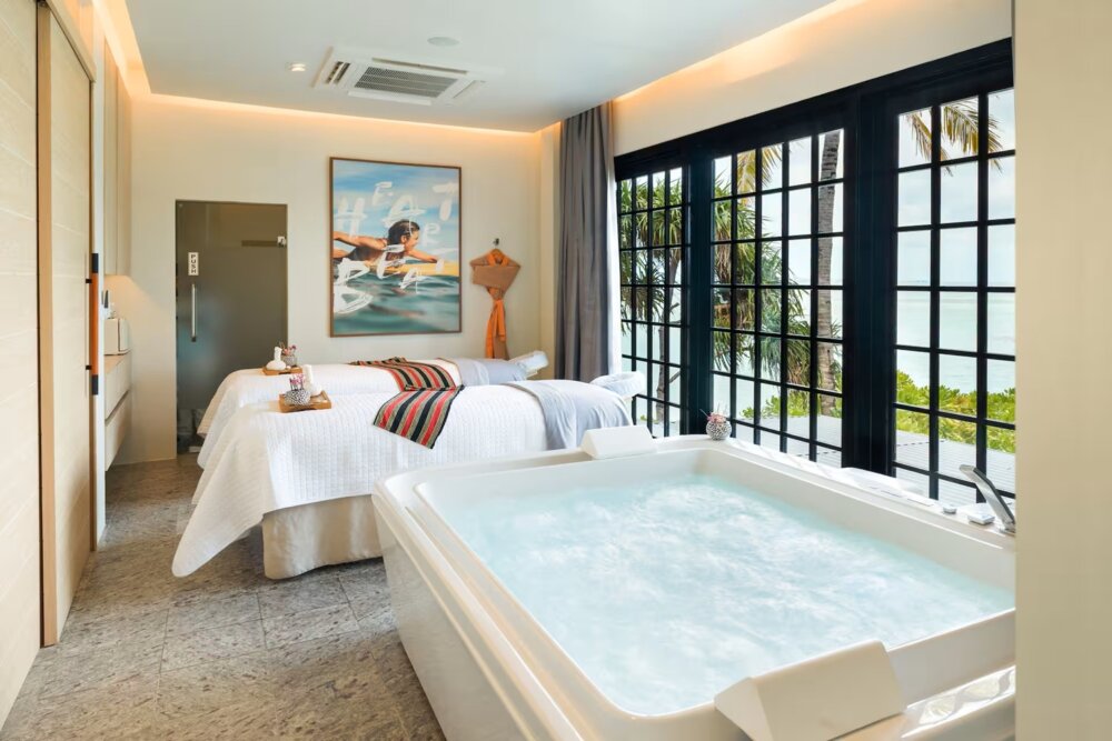 saii-spa-treatment-room-with-jacuzzi-